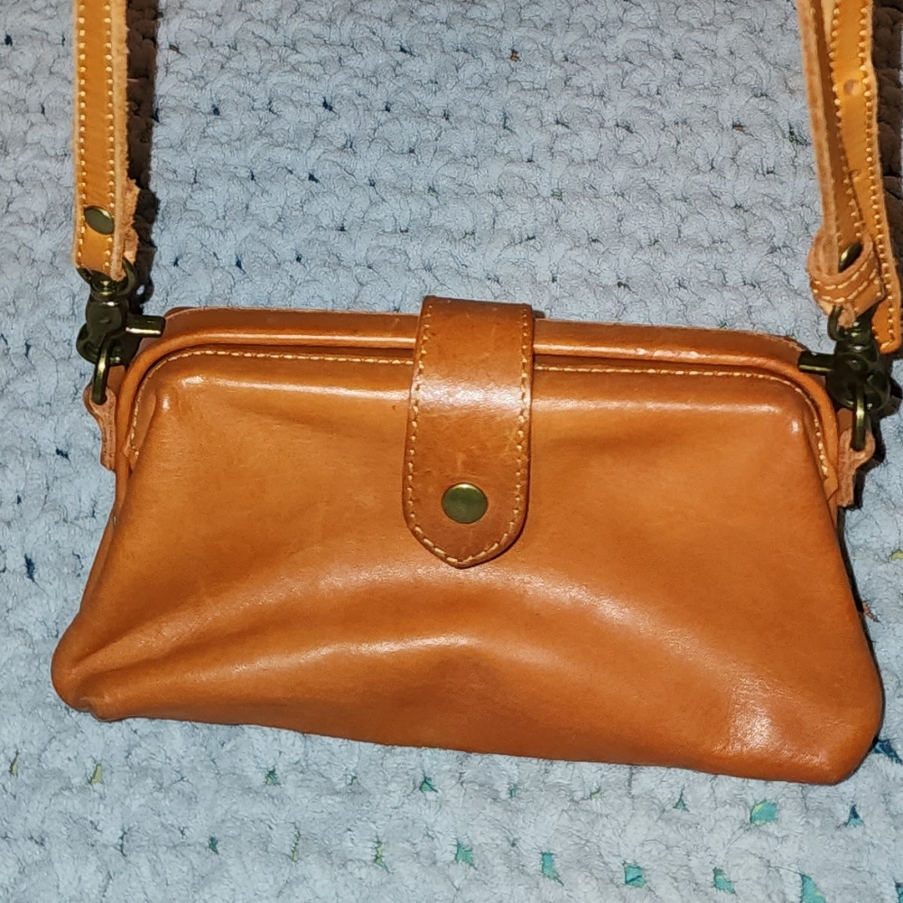 Genuine leather crossbody Charlotte by Moxtile Leather